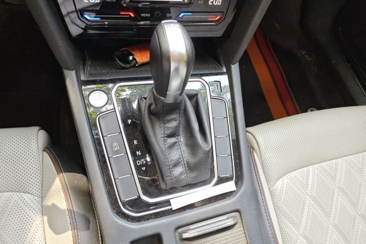 Used Volkswagen Magotan 2023 2 Million Units Commemorative Edition 330TSI DSG Luxury Version Gear Lever
