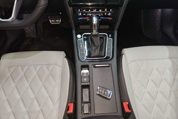 Used Volkswagen Magotan 2023 2 Million Units Commemorative Edition 330TSI DSG Luxury Version Gear Lever