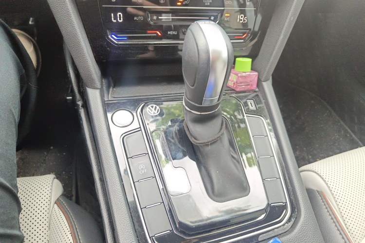 Used Volkswagen Magotan 2023 2 Million Units Commemorative Edition 330TSI DSG Luxury Version Gear Lever