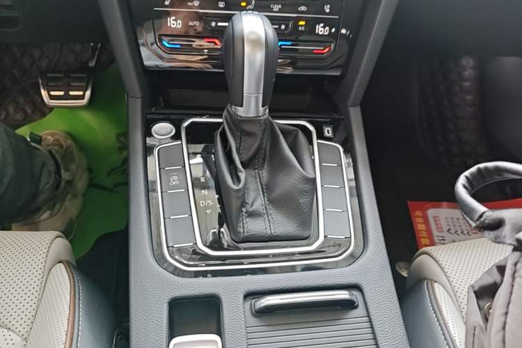 Used Volkswagen Magotan 2023 2 Million Units Commemorative Edition 330TSI DSG Luxury Version Gear Lever