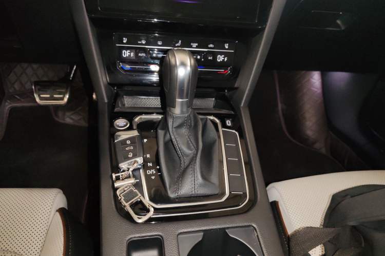 Used Volkswagen Magotan 2023 2 Million Units Commemorative Edition 330TSI DSG Luxury Version Gear Lever