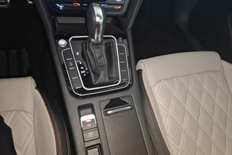 Used Volkswagen Magotan 2023 2 Million Units Commemorative Edition 330TSI DSG Luxury Version Gear Lever