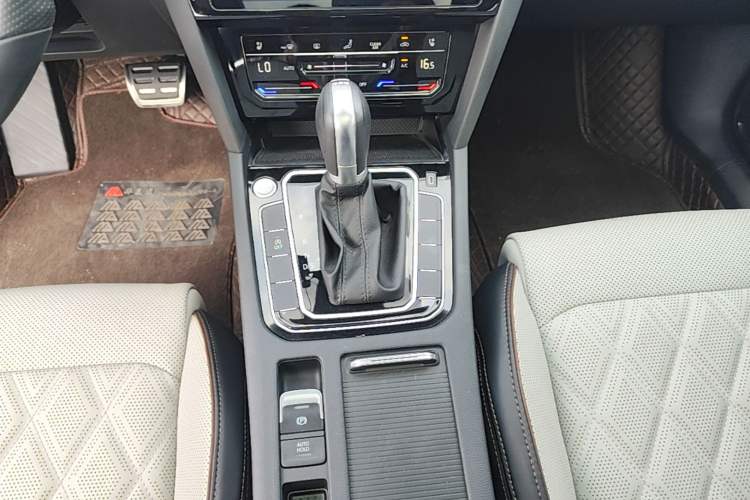 Used Volkswagen Magotan 2023 2 Million Units Commemorative Edition 330TSI DSG Luxury Version Gear Lever