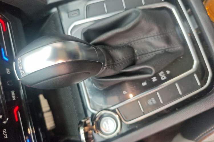 Used Volkswagen Magotan 2023 2 Million Units Commemorative Edition 330TSI DSG Luxury Version Gear Lever