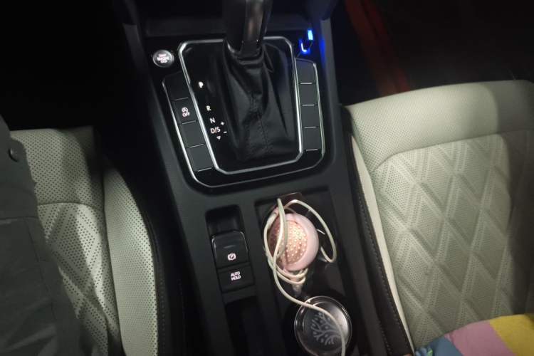 Used Volkswagen Magotan 2023 2 Million Units Commemorative Edition 330TSI DSG Luxury Version Gear Lever