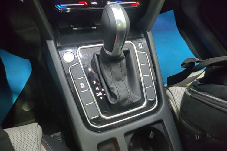 Used Volkswagen Magotan 2023 2 Million Units Commemorative Edition 330TSI DSG Luxury Version Gear Lever