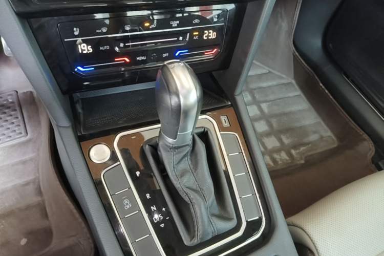 Used Volkswagen Magotan 2023 2 Million Units Commemorative Edition 330TSI DSG Luxury Version Gear Lever