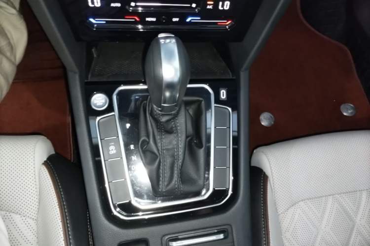 Used Volkswagen Magotan 2023 2 Million Units Commemorative Edition 330TSI DSG Luxury Version Gear Lever