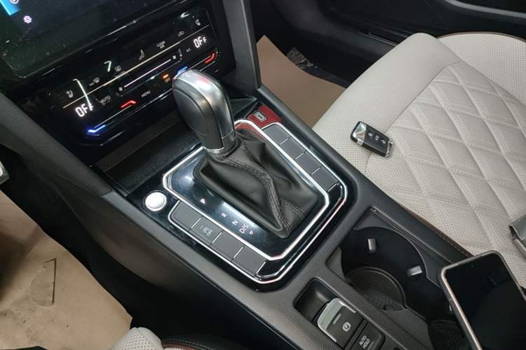 Used Volkswagen Magotan 2023 2 Million Units Commemorative Edition 330TSI DSG Luxury Version Gear Lever