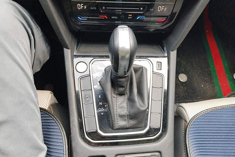 Used Volkswagen Magotan 2023 2 Million Units Commemorative Edition 330TSI DSG Luxury Version Gear Lever