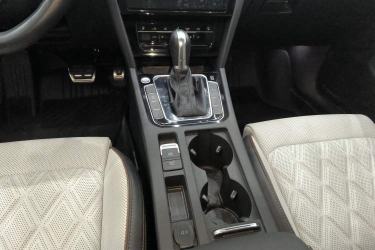 Used Volkswagen Magotan 2023 2 Million Units Commemorative Edition 330TSI DSG Luxury Version Gear Lever