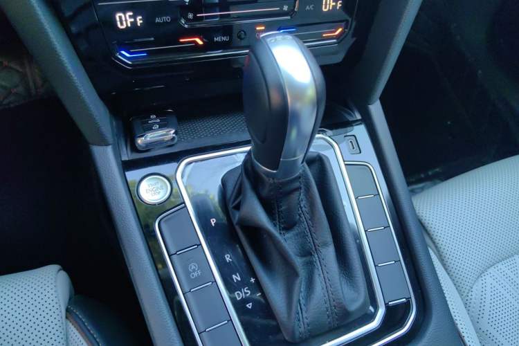 Used Volkswagen Magotan 2023 2 Million Units Commemorative Edition 330TSI DSG Luxury Version Gear Lever