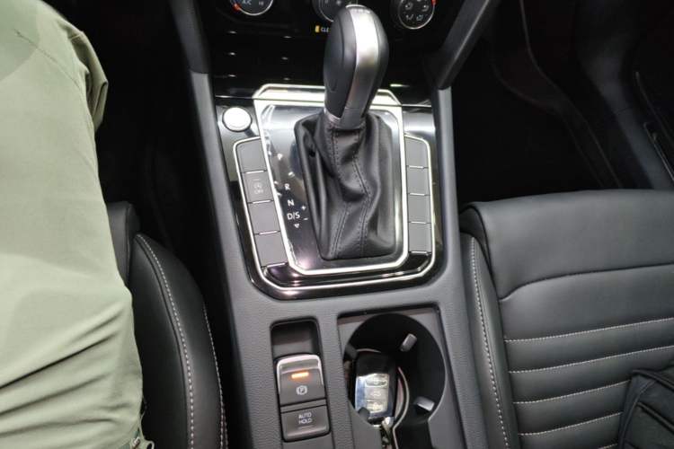 Used Volkswagen Magotan 2023 2 Million Units Limited-Edition 280TSI DSG Comfort Version Gear Lever