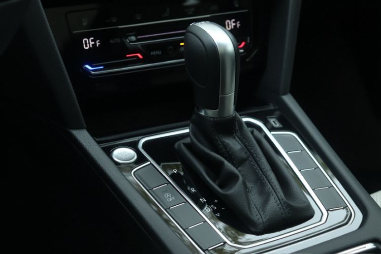 Used Volkswagen Magotan 2023 2 Million Units Commemorative Edition 330TSI DSG Luxury Version Gear Lever