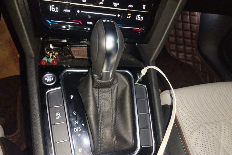 Used Volkswagen Magotan 2023 2 Million Units Commemorative Edition 330TSI DSG Luxury Version Gear Lever