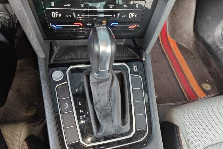 Used Volkswagen Magotan 2023 2 Million Units Commemorative Edition 330TSI DSG Luxury Version Gear Lever