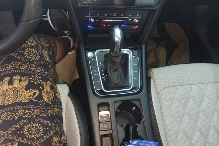 Used Volkswagen Magotan 2023 2 Million Units Commemorative Edition 330TSI DSG Luxury Version Gear Lever
