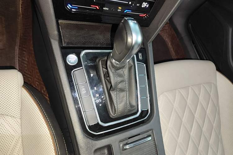 Used Volkswagen Magotan 2023 2 Million Units Commemorative Edition 330TSI DSG Luxury Version Gear Lever