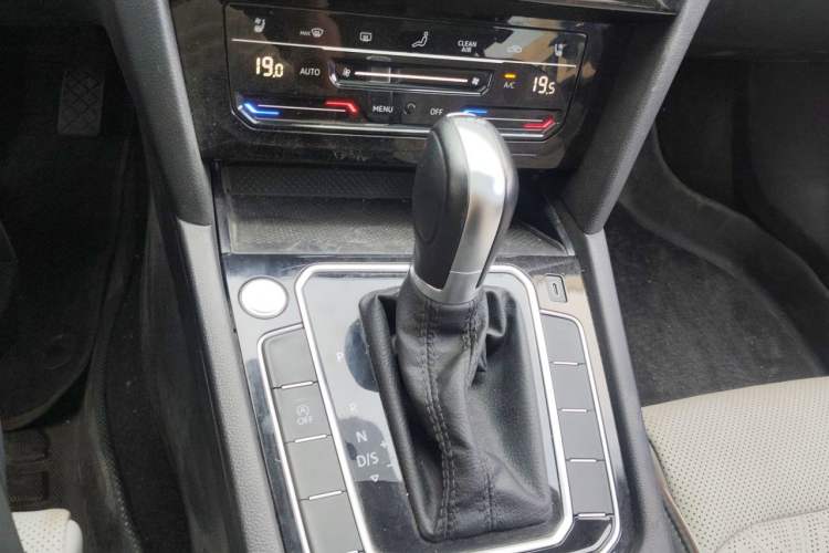Used Volkswagen Magotan 2023 2 Million Units Commemorative Edition 330TSI DSG Luxury Version Gear Lever