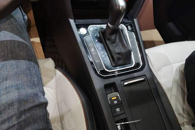 Used Volkswagen Magotan 2023 2 Million Units Commemorative Edition 330TSI DSG Luxury Version Gear Lever