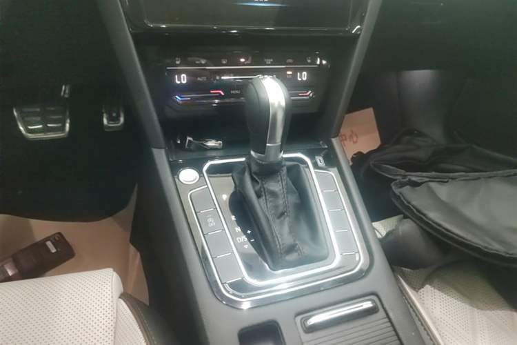 Used Volkswagen Magotan 2023 2 Million Units Commemorative Edition 330TSI DSG Luxury Version Gear Lever