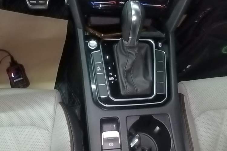 Used Volkswagen Magotan 2023 2 Million Units Commemorative Edition 330TSI DSG Luxury Version Gear Lever