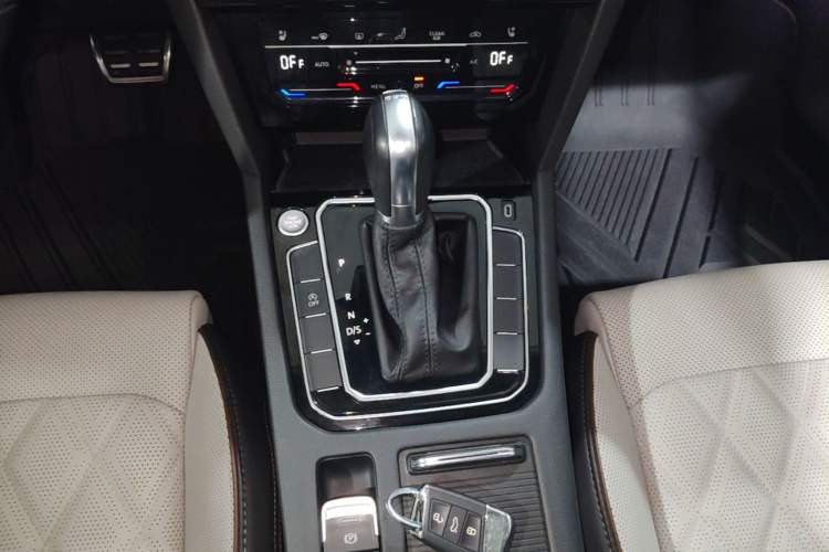 Used Volkswagen Magotan 2023 2 Million Units Commemorative Edition 330TSI DSG Luxury Version Gear Lever