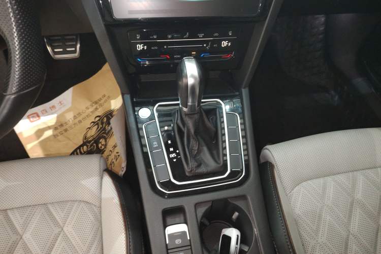 Used Volkswagen Magotan 2023 2 Million Units Commemorative Edition 330TSI DSG Luxury Version Gear Lever