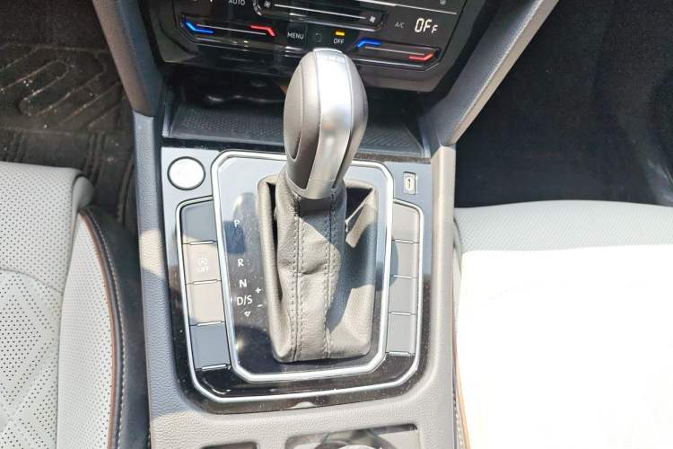Used Volkswagen Magotan 2023 2 Million Units Commemorative Edition 330TSI DSG Luxury Version Gear Lever