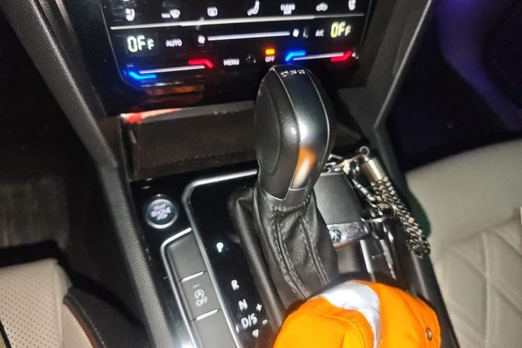 Used Volkswagen Magotan 2023 2 Million Units Commemorative Edition 330TSI DSG Luxury Version Gear Lever