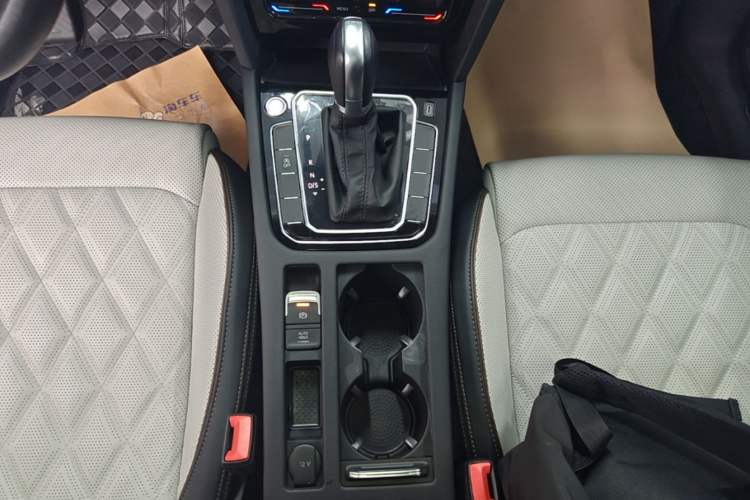 Used Volkswagen Magotan 2023 2 Million Units Commemorative Edition 330TSI DSG Luxury Version Gear Lever