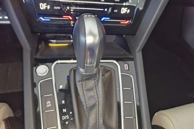 Used Volkswagen Magotan 2023 2 Million Units Commemorative Edition 330TSI DSG Luxury Version Gear Lever