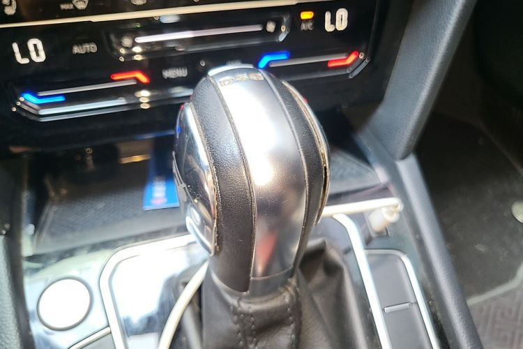 Used Volkswagen Magotan 2023 2 Million Units Commemorative Edition 330TSI DSG Luxury Version Gear Lever