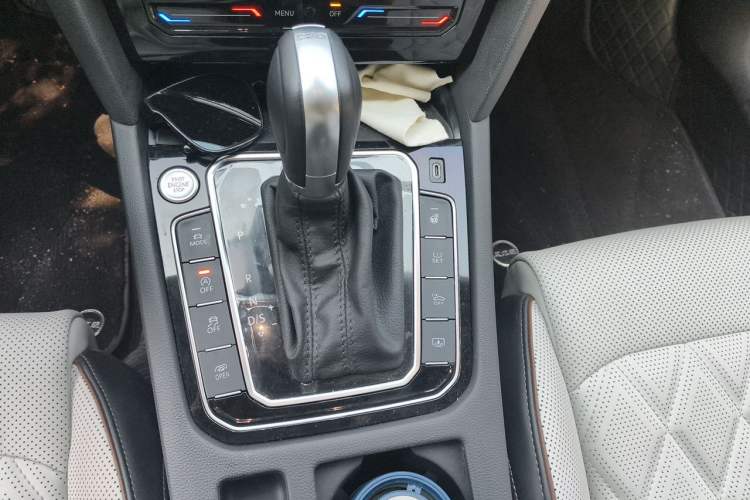 Used Volkswagen Magotan 2023 2 Million Units Commemorative Edition 330TSI DSG Luxury Version Gear Lever