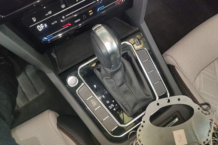 Used Volkswagen Magotan 2023 2 Million Units Commemorative Edition 330TSI DSG Luxury Version Gear Lever