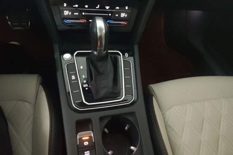 Used Volkswagen Magotan 2023 2 Million Units Commemorative Edition 330TSI DSG Luxury Version Gear Lever