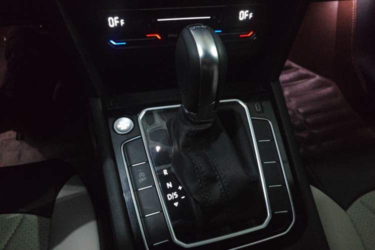 Used Volkswagen Magotan 2023 2 Million Units Commemorative Edition 330TSI DSG Luxury Version Gear Lever