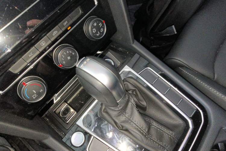 Used Volkswagen Magotan 2023 2 Million Units Limited-Edition 280TSI DSG Comfort Version Gear Lever