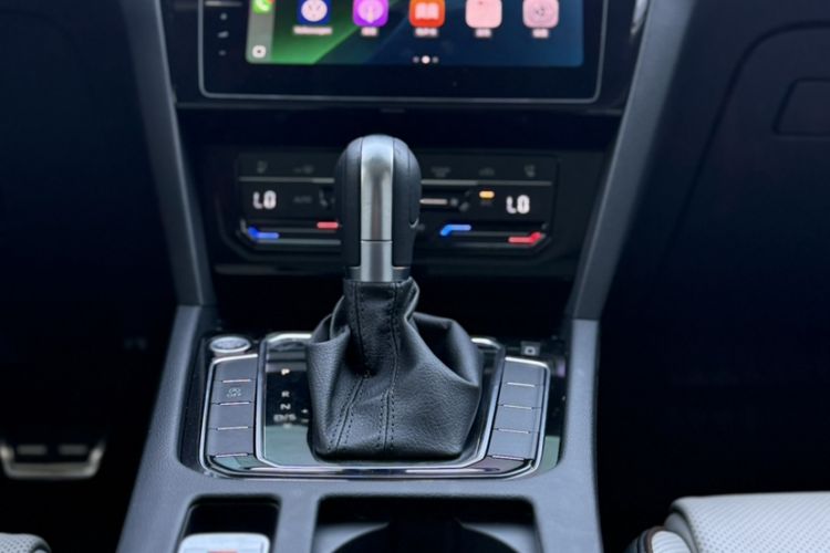 Used Volkswagen Magotan 2023 2 Million Units Commemorative Edition 330TSI DSG Luxury Version Gear Lever