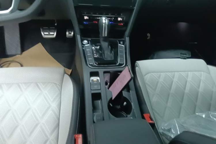 Used Volkswagen Magotan 2023 2 Million Units Commemorative Edition 330TSI DSG Luxury Version Gear Lever