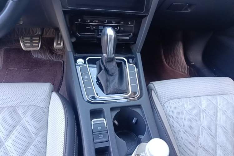 Used Volkswagen Magotan 2023 2 Million Units Commemorative Edition 330TSI DSG Luxury Version Gear Lever