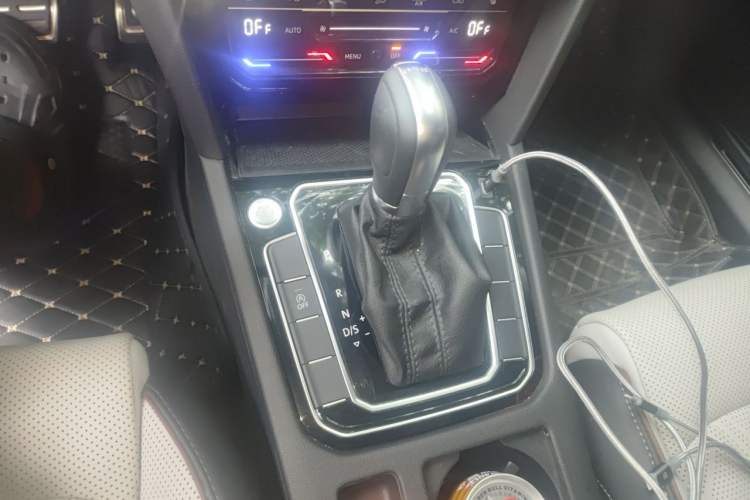 Used Volkswagen Magotan 2023 2 Million Units Commemorative Edition 330TSI DSG Luxury Version Gear Lever