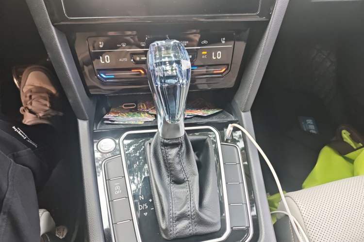Used Volkswagen Magotan 2023 2 Million Units Commemorative Edition 330TSI DSG Luxury Version Gear Lever