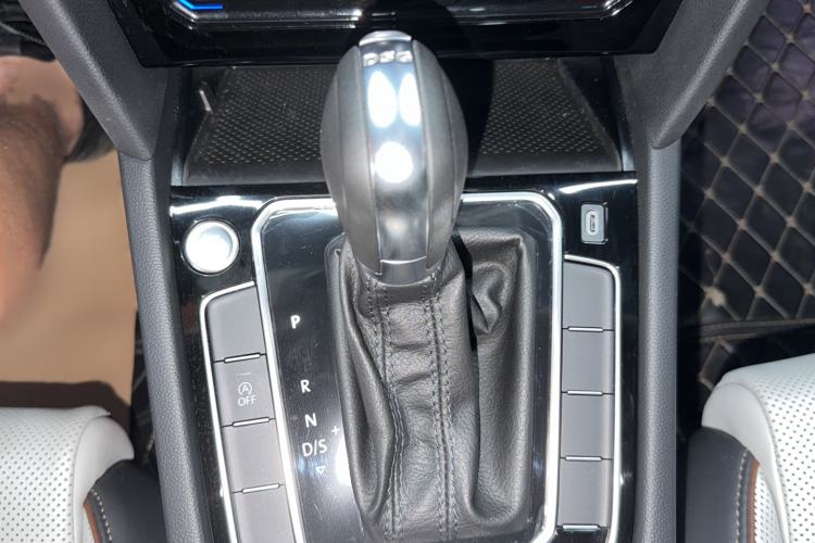 Used Volkswagen Magotan 2023 2 Million Units Commemorative Edition 330TSI DSG Luxury Version Gear Lever