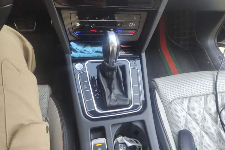 Used Volkswagen Magotan 2023 2 Million Units Commemorative Edition 330TSI DSG Luxury Version Gear Lever