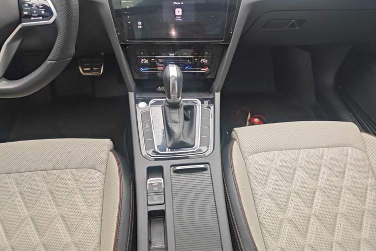 Used Volkswagen Magotan 2023 2 Million Units Commemorative Edition 330TSI DSG Luxury Version Gear Lever