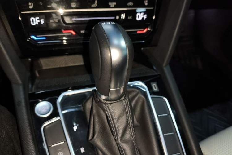 Used Volkswagen Magotan 2023 2 Million Units Commemorative Edition 330TSI DSG Luxury Version Gear Lever
