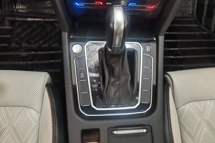 Used Volkswagen Magotan 2023 2 Million Units Commemorative Edition 330TSI DSG Luxury Version Gear Lever