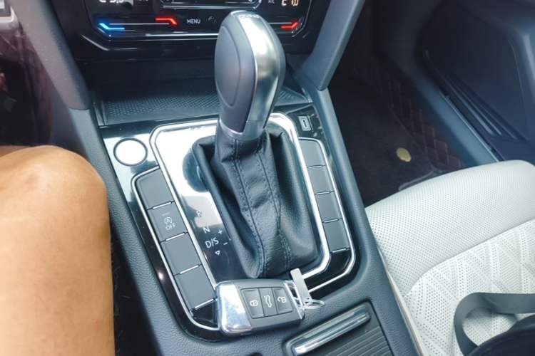 Used Volkswagen Magotan 2023 2 Million Units Commemorative Edition 330TSI DSG Luxury Version Gear Lever