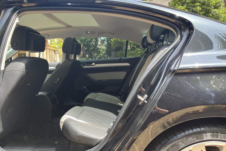 Used Volkswagen Magotan 2023 2 Million Units Commemorative Edition 330TSI DSG Luxury Version Interior 1